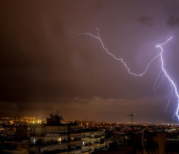 Καιρός: Έπεσαν περισσότεροι από 9.000 κεραυνοί την Κυριακή